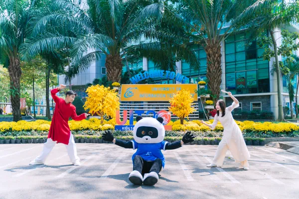 CHECK-IN GÓC XUÂN TẠI UIT